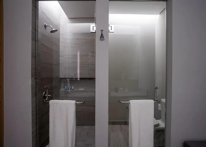 3br Luxury W/ Private Rooftop Pool & Gym *