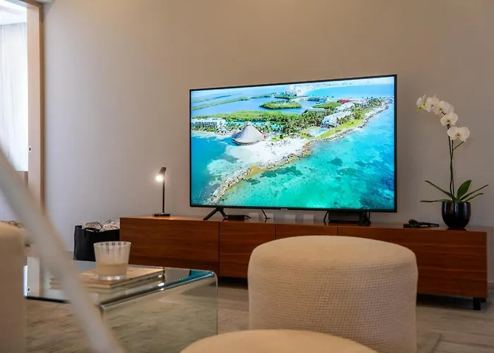 3br Luxury W/ Private Rooftop Pool & Gym