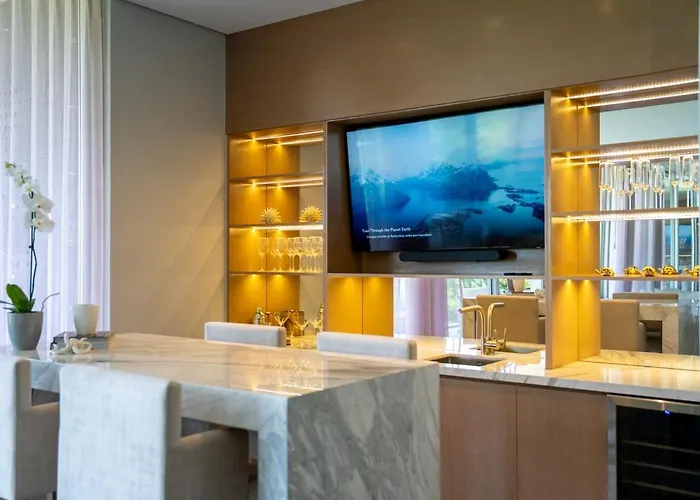 3br Luxury W/ Private Rooftop Pool & Gym *